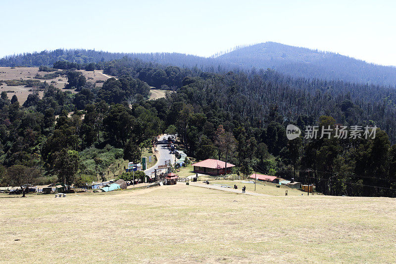 在晴朗的天空下，春天的Pagalkod Mund, Ooty，泰米尔纳德邦景观的美丽风景